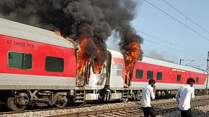 देश में ट्रेनों में आग लगने की घटनाओं से यात्रियों की सुरक्षा पर उठे सवाल, आर्थिक सर्वे में भी हुई थी पुष्टि
