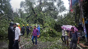तस्वीरों में देखें बिहार-यूपी में बारिश का तांडव, अब तक 60 लोगों की मौत, कई जिलों में रेड अलर्ट, स्कूल बंद