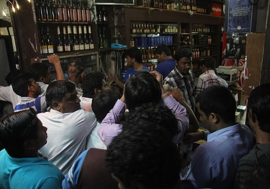 अब जाम छलकाने के लिए भी जरूरी हो सकता है आधार, शराब खरीदने के लिए कराना होगा लिंक