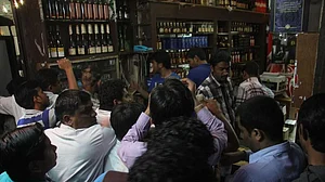 अब जाम छलकाने के लिए भी जरूरी हो सकता है आधार, शराब खरीदने के लिए कराना होगा लिंक