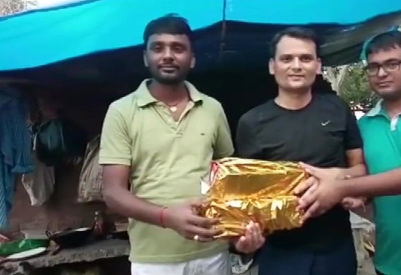 ‘सुशासन बाबू’ के राज में बदमाशों की ऐश, सीतामढ़ी जेल में अपराधी ने केक काटकर मनाया जन्मदिन, तस्वीरें वायरल