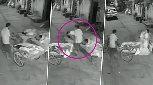 वीडियो: जब 4 साल के बच्चे को चुरा कर भागने की कोशिश में था चोर, मां ने ऐसे बचाई जान