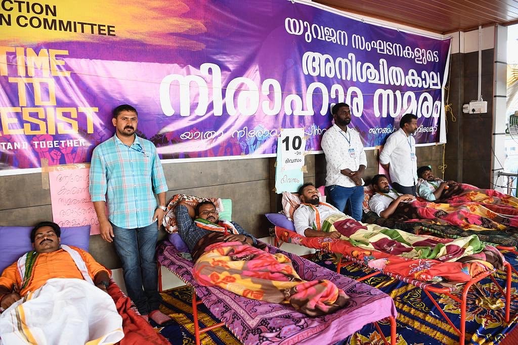 केरल: NH 766 पर यातायात पर लगी रोक के खिलाफ भूख हड़ताल कर रहे युवाओं से मिले राहुल, प्रतिबंध हटाने की मांग