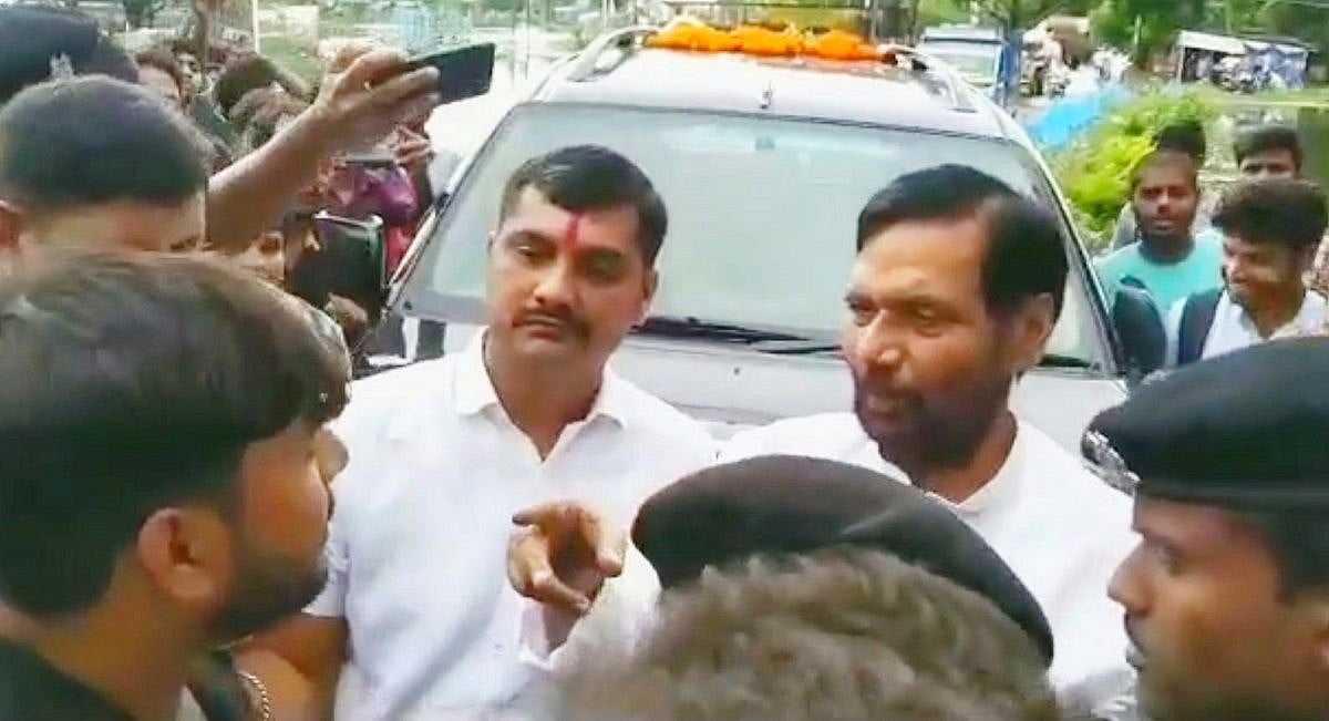 वीडियो: हाजीपुर में बारिश और बाढ़ से परेशान लोगों ने केंद्रीय मंत्री पासवान का किया घेराव, जमकर सुनाई खरी-खोटी