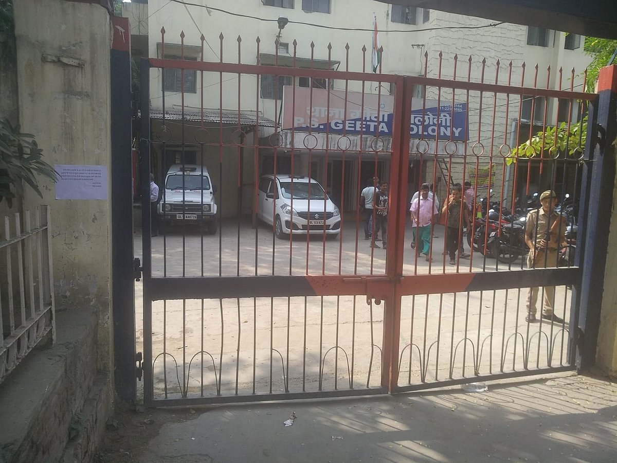 दिल्ली के 200 से ज्यादा थानों पर आतंकी हमले की खबर से हड़कंप, गेट पर लगे  ताले, ये है संवेदनशील थानों की लिस्ट