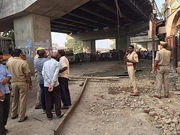 वाराणसी: कैंट स्‍टेशन के सामने निर्माणाधीन फ्लाईओवर का हिस्सा गिरा,  2 लोग घायल, एक साल पहले 15 की गई थी जान
