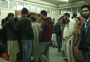 जम्मू-कश्मीर के सोपोर में आतंकियों का ग्रेनेड हमला, 15 लोग घायल, 3 की हालत गंभीर