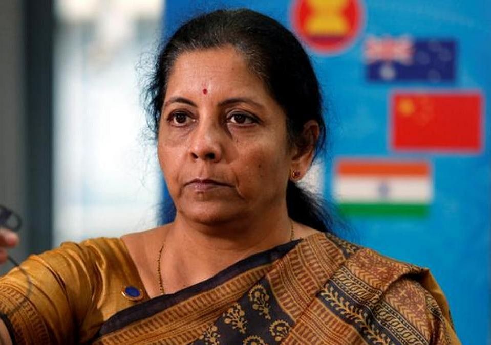 आर्थिक मंदी पर घर में घिरीं वित्त मंत्री  सीतारमण, पति ने उठाए सवाल तो मचा बवाल, दो धड़ों में बंटा सोशल मीडिया