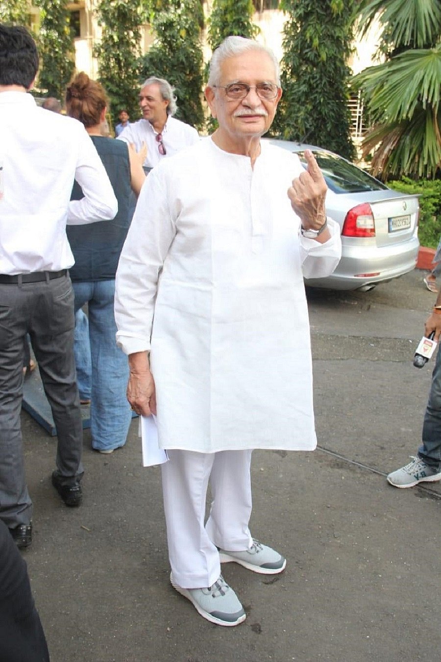 महाराष्ट्र और हरियाणा में मतदान, फिल्मी सितारों से लेकर राजनीतिक दिग्गजों ने डाले वोट, देखें तस्वीरें
