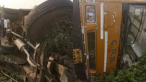मध्य प्रदेश: होशंगाबाद में बेकाबू होकर पलटी स्कूल बस, 22 बच्चे हुए घायल
