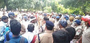 इलाहाबाद विश्वविद्यालयः छात्रसंघ की बहाली को लेकर छात्रों का हंगामा, पुलिस ने किया लाठीचार्ज, कई छात्र  घायल