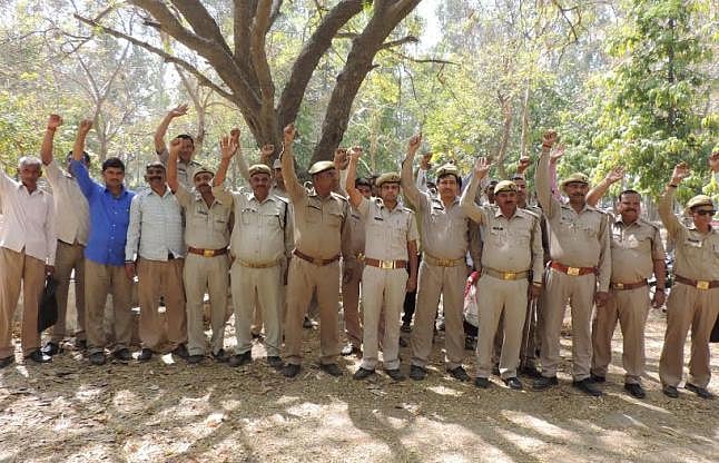 योगी सरकार ने एक साथ 25 हजार होमगार्ड्स को किया बेरोजगार, बजट का दिया हवाला