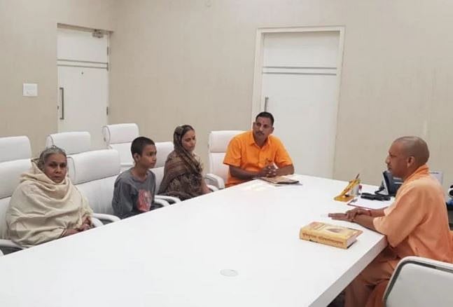 बड़ी खबर LIVE: कमलेश तिवारी की मां बोलीं- पुलिस के दबाव में सीएम योगी से मिले, इंसाफ नहीं मिला तो उठाएंगे तलवार