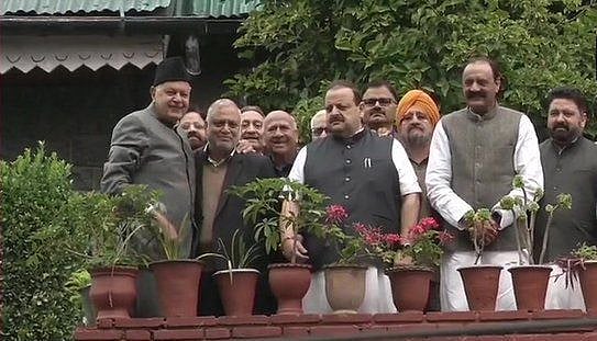 अनुच्छेद 370: श्रीनगर में नजरबंद फारूक अब्दुल्ला से मिला नेशनल कांफ्रेंस का प्रिनिधिमंडल, देखें तस्वीरें