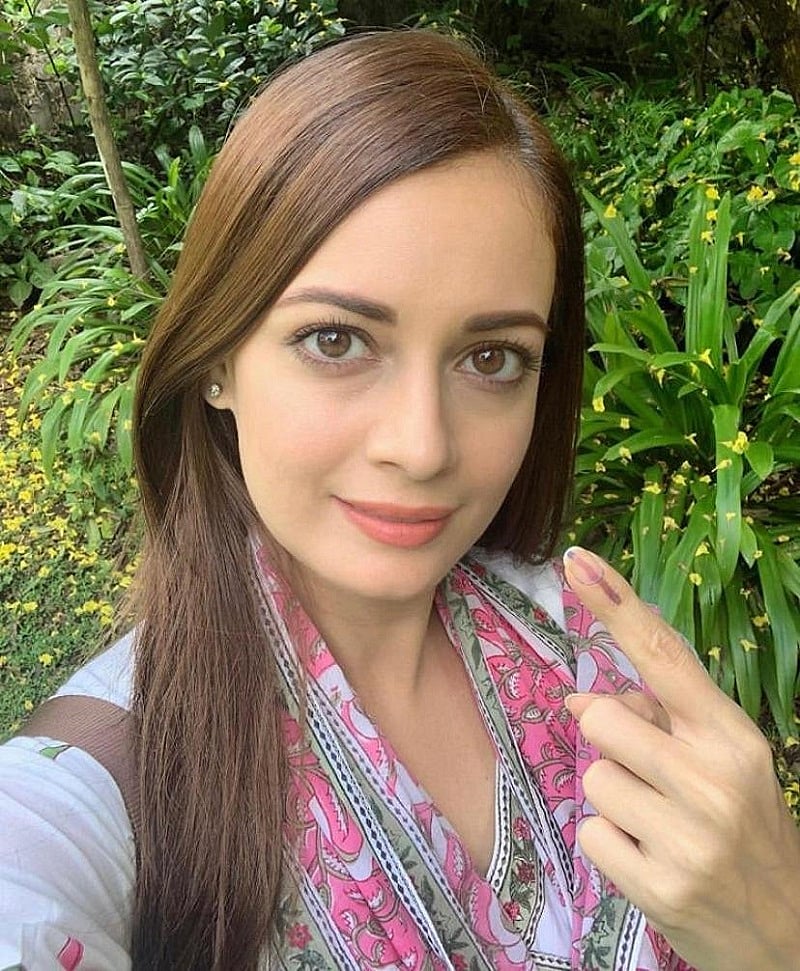 महाराष्ट्र और हरियाणा में मतदान, फिल्मी सितारों से लेकर राजनीतिक दिग्गजों ने डाले वोट, देखें तस्वीरें