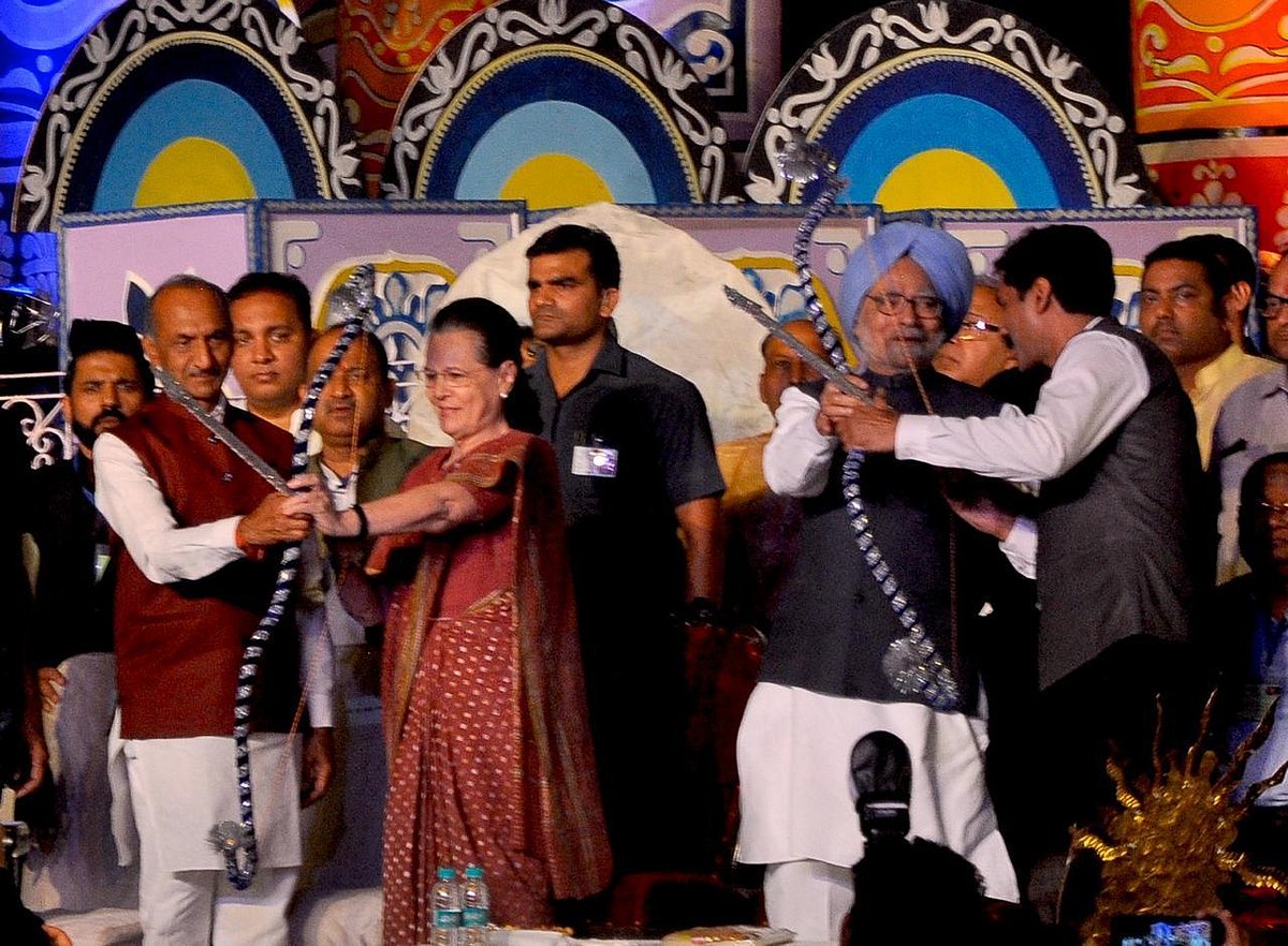 बड़ी खबर LIVE: दिल्ली की रामलीला में शामिल हुए सोनिया गांधी और मनमोहन सिंह, तीर से किया रावण का वध