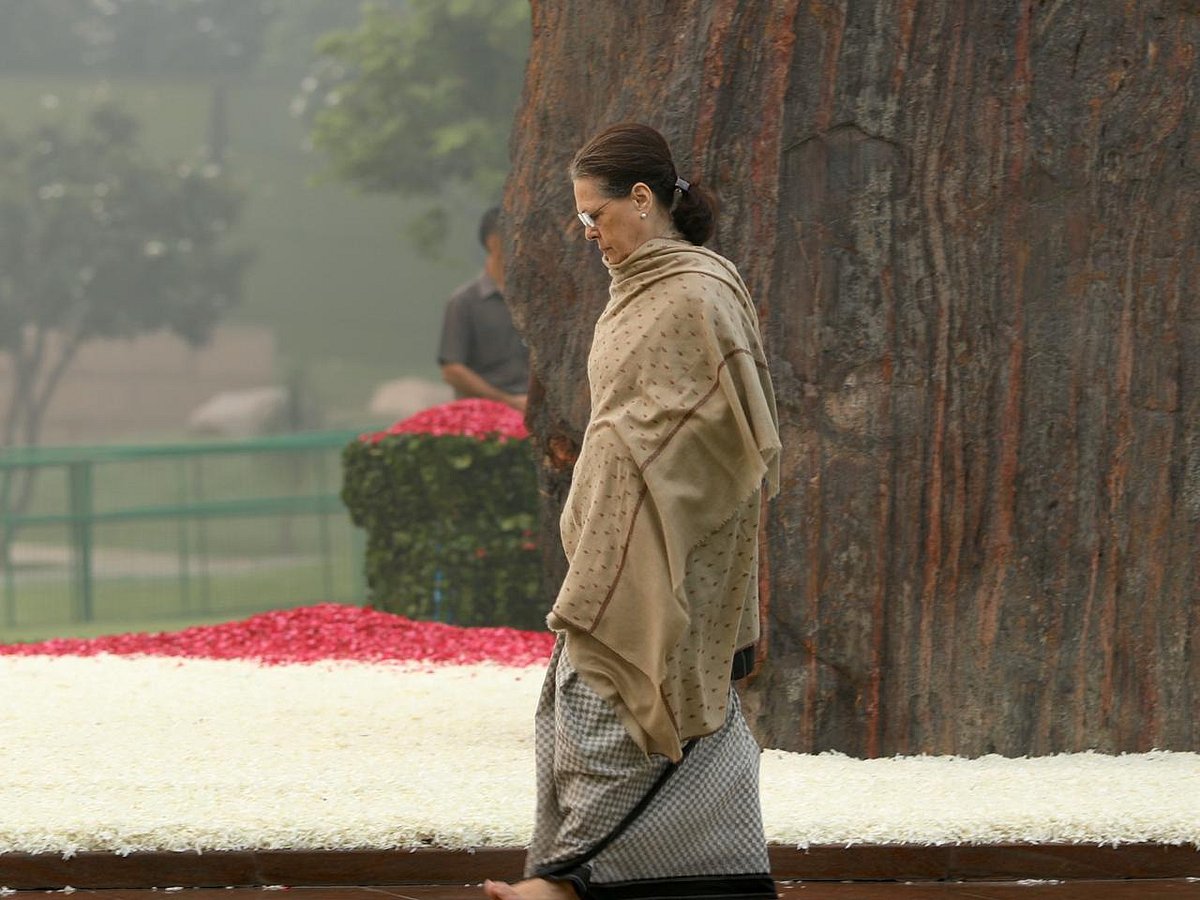 इंदिरा गांधी की पुण्यतिथि: सोनिया, मनमोहन ने दी श्रद्धांजलि, राहुल बोले- दादी के निडर फैसले करते हैं मार्गदर्शन