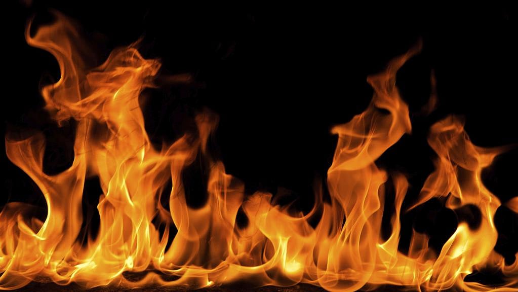 झारखंड: स्कूल वैन में लगी आग, बाल-बाल बचे 10 बच्चे, ड्राइवर ने स्कूल प्रबंधन पर लगाए कई गंभीर आरोप