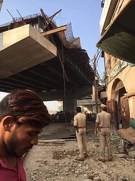 वाराणसी: कैंट स्‍टेशन के सामने निर्माणाधीन फ्लाईओवर का हिस्सा गिरा,  2 लोग घायल, एक साल पहले 15 की गई थी जान