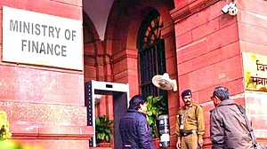 वित्त मंत्रालय में जबरन रिटायरमेंट की कार्रवाई से अफसरों में असंतोष, मध्य स्तर के अफसरों ने बनाया अलग गुट