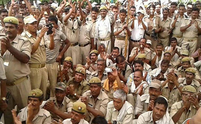 योगी सरकार ने एक साथ 25 हजार होमगार्ड्स को किया बेरोजगार, बजट का दिया हवाला