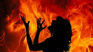 बिहार: फारबीसगंज में बच्चा चोरी और हत्या के शक में महिला को जिंदा जलाकर मार डाला