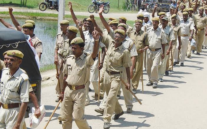 नवजीवन बुलेटिन: योगी सरकार ने खत्म की 25 हजार होमगार्डों की नौकरी और बिहार में घर में घुसकर 3 लोगों  पर बरसाई हथौड़ी