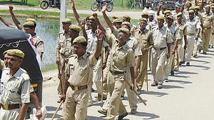 नवजीवन बुलेटिन: योगी सरकार ने खत्म की 25 हजार होमगार्डों की नौकरी और बिहार में घर में घुसकर 3 लोगों पर बरसाई हथौड़ी