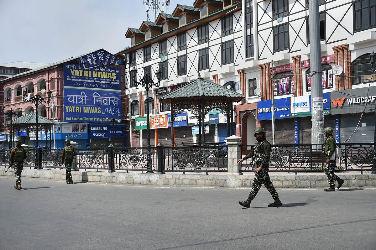 कश्मीर में 65 दिन से जारी Lockdown पर भड़के टॉप अफसर, कहा- स्थिति सामान्य होने के बजाय और भी ज्यादा बिगड़ सकती है 