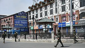 कश्मीर में 65 दिन से जारी Lockdown पर भड़के टॉप अफसर, कहा- स्थिति सामान्य होने के बजाय और भी ज्यादा बिगड़ सकती है