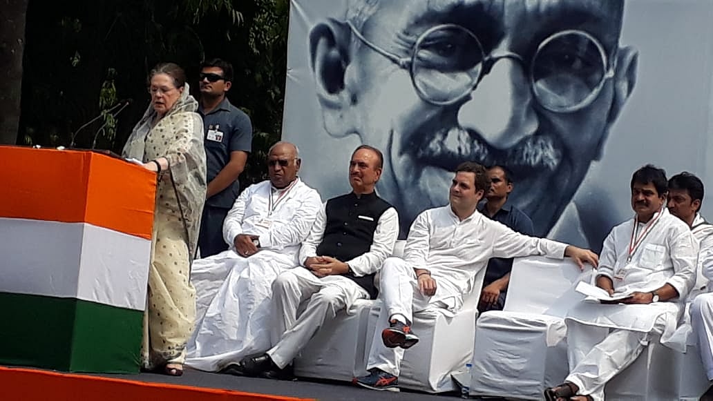 गांधी जयंती पर सोनिया का BJP पर निशाना, बोलीं- कुछ लोग RSS को बनाना चाहते हैं देश का प्रतीक