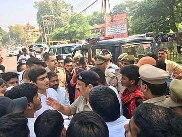 इलाहाबाद विश्वविद्यालयः छात्रसंघ की बहाली को लेकर छात्रों का हंगामा, पुलिस ने किया लाठीचार्ज, कई छात्र  घायल