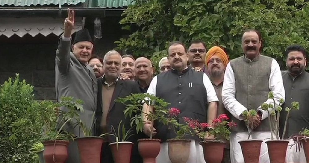 अनुच्छेद 370: श्रीनगर में नजरबंद फारूक अब्दुल्ला से मिला नेशनल कांफ्रेंस का प्रिनिधिमंडल, देखें तस्वीरें