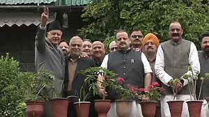 अनुच्छेद 370: श्रीनगर में नजरबंद फारूक अब्दुल्ला से मिला नेशनल कांफ्रेंस का प्रिनिधिमंडल, देखें तस्वीरें