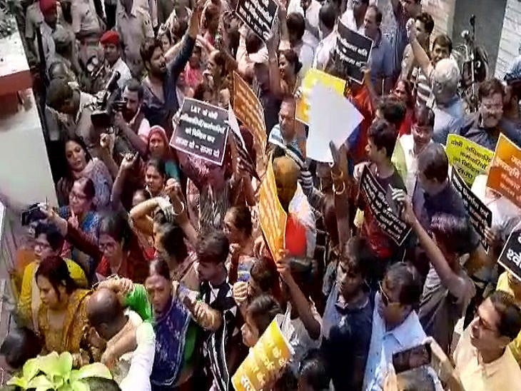 बिहार की राजधानी पटना में जलभराव से लोगों का फूटा गुस्सा, सड़क पर उतरे, डिप्टी सीएम के घर के बाहर किया हंगामा