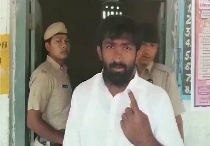 महाराष्ट्र-हरियाणा चुनाव: आमिर खान समेत इन सितारों ने डाले वोट, लोगों से की मतदान की अपील