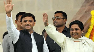उपचुनाव में अखिलेश ने मायावती का हिसाब चुकता करने की बनाई रणनीति, BSP के नाराज नेताओं को पार्टी में किया शामिल