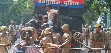 इलाहाबाद विश्वविद्यालयः छात्रसंघ की बहाली को लेकर छात्रों का हंगामा, पुलिस ने किया लाठीचार्ज, कई छात्र  घायल