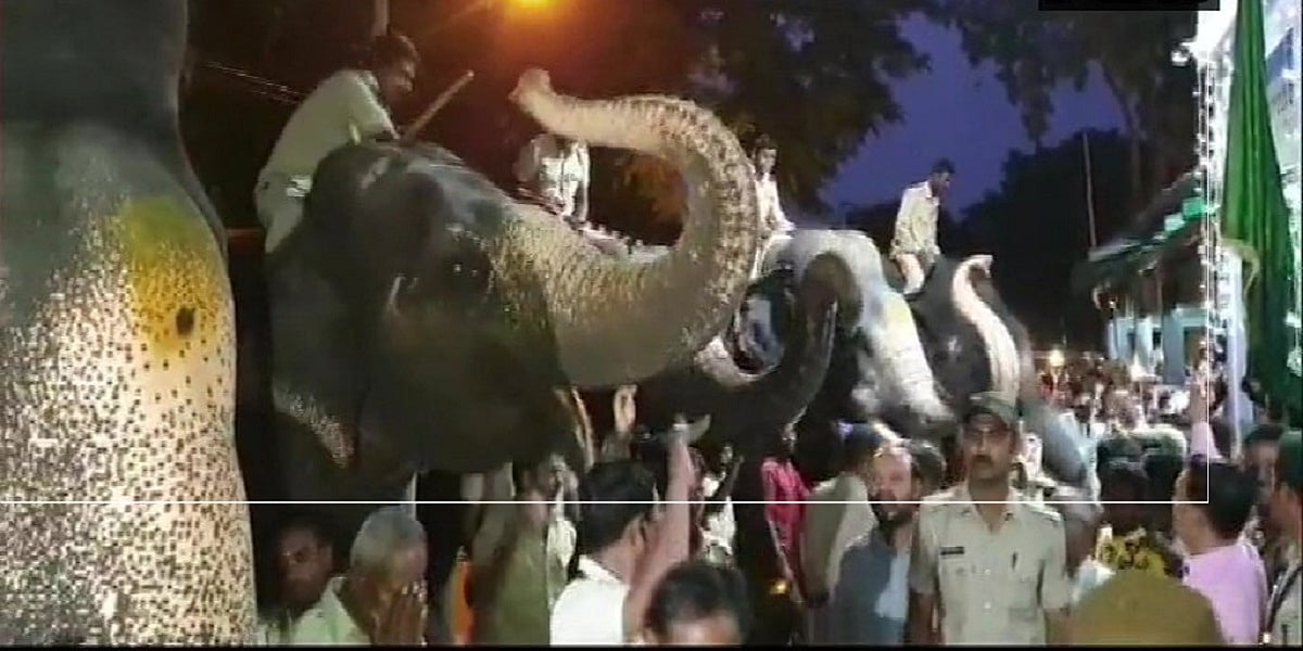 बड़ी खबर LIVE: कर्नाटक में दिखी साझी संस्कृति, दशहरा पर जंबू सवारी से पहले आशीर्वाद लेने दरगाह पहुंचे हाथी