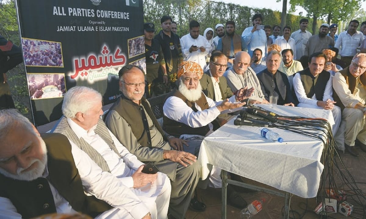 अपने ही देश में घिरने से डरे पाक पीएम इमरान, सेना उतारने की कर रहे हैं तैयारी!