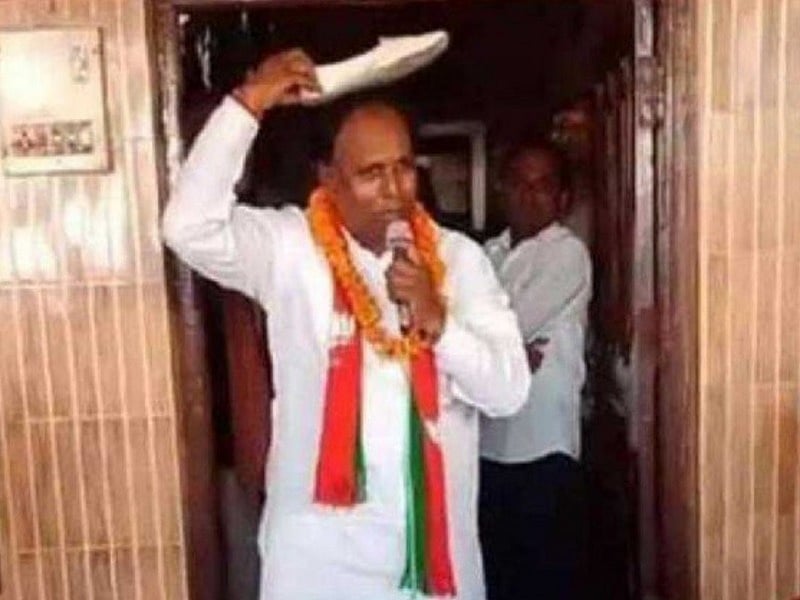 हरियाणा विधानसभा चुनाव: बीजेपी के ये प्रत्याशी सिर पर जूता रखकर मांग रहा है वोट, जानिए क्या है वजह