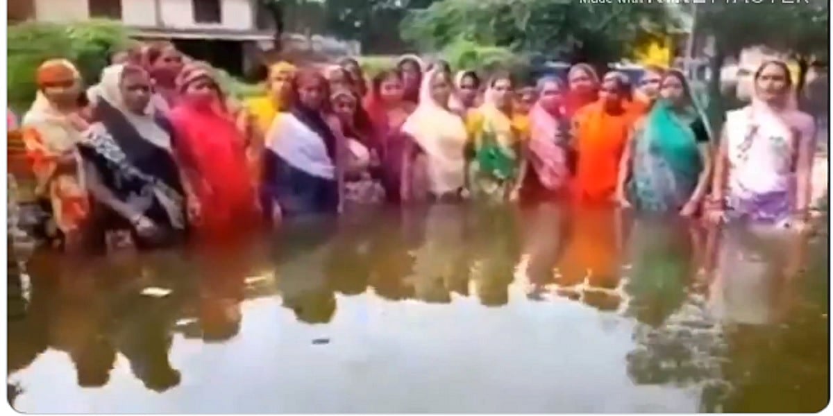 वीडियोः मोदी सरकार पर फूटा ग्रामीण महिलाओं का गुस्सा, कमरभर पानी में लोकगीत गाकर पीएम मोदी को कोसा