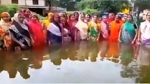 वीडियोः मोदी सरकार पर फूटा ग्रामीण महिलाओं का गुस्सा, कमरभर पानी में लोकगीत गाकर पीएम मोदी को कोसा