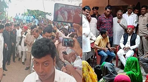 उत्तर प्रदेश: मृतक पुष्पेंद्र यादव के परिजनों से अखिलेश की मुलाकात ने लिया सियासी रंग, पुलिस के हाथ-पांव फूले