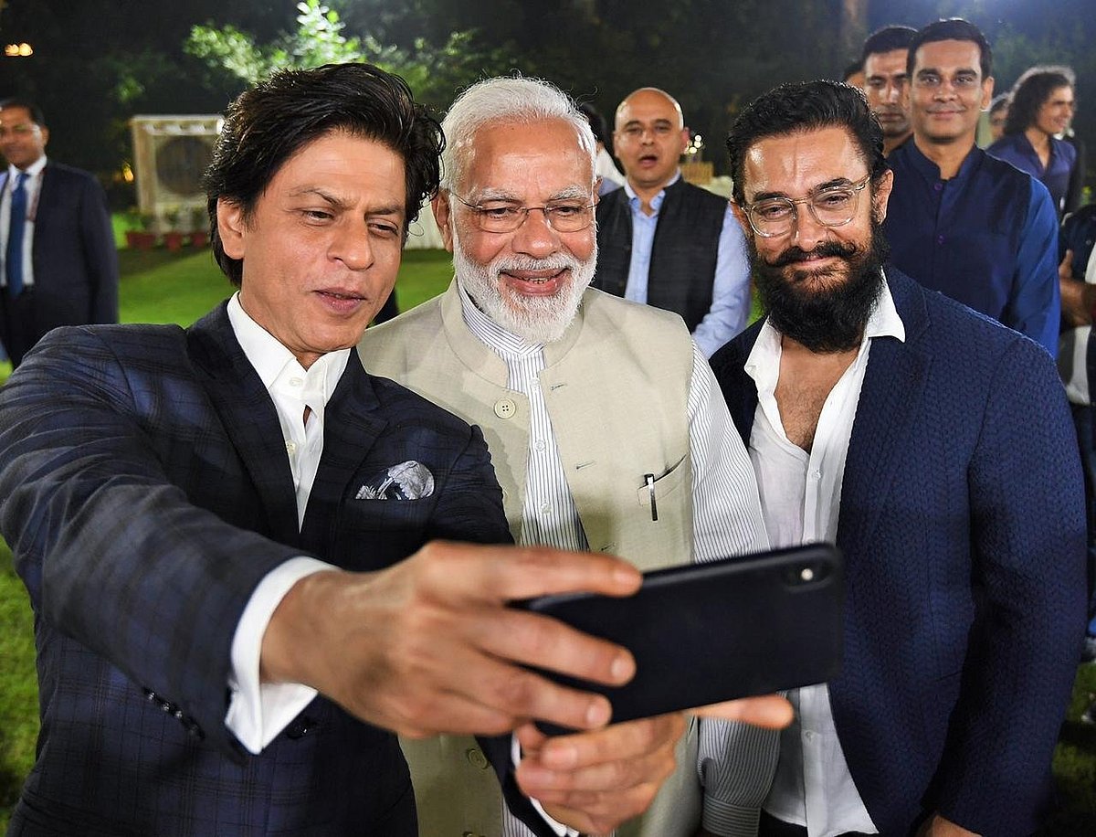 बड़ी खबर LIVE: प्रधानमंत्री आवास पर जुटीं बॉलीवुड हस्तियां, पीएम मोदी संग शाहरुख-आमिर ने ली सेल्फी