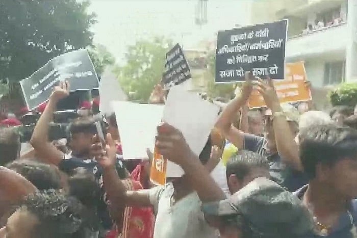 बिहार की राजधानी पटना में जलभराव से लोगों का फूटा गुस्सा, सड़क पर उतरे, डिप्टी सीएम के घर के बाहर किया हंगामा
