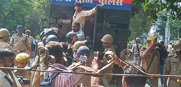 इलाहाबाद विश्वविद्यालयः छात्रसंघ की बहाली को लेकर छात्रों का हंगामा, पुलिस ने किया लाठीचार्ज, कई छात्र  घायल