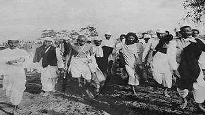 देश में पूंजीवाद के अंतर्विरोध दिखने पर याद आए गांधी