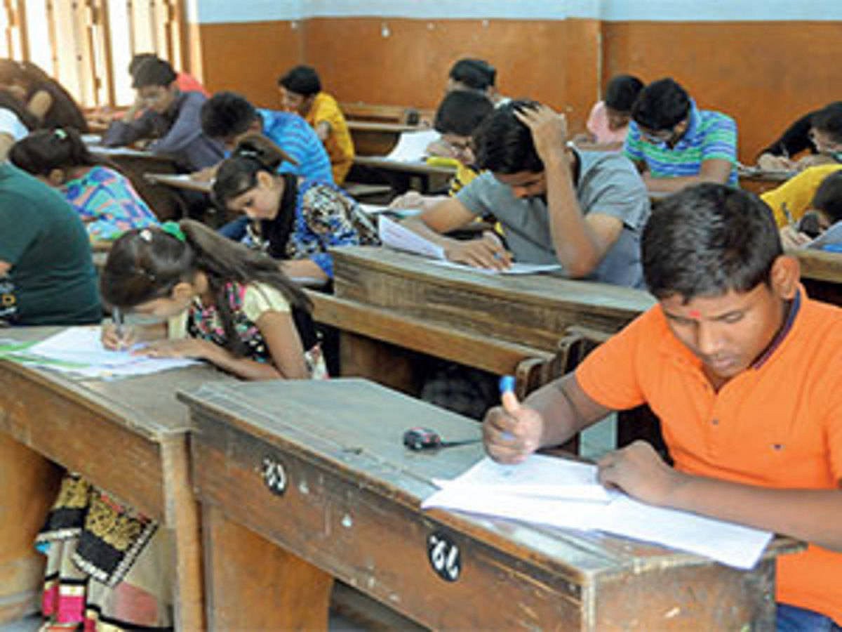 गुजरात के स्कूलों में बच्चों से पूछा गया, ‘गांधी जी ने आत्महत्या कैसे की थी’, शराब की बिक्री रोके जाने पर लिखवाया गया पत्र