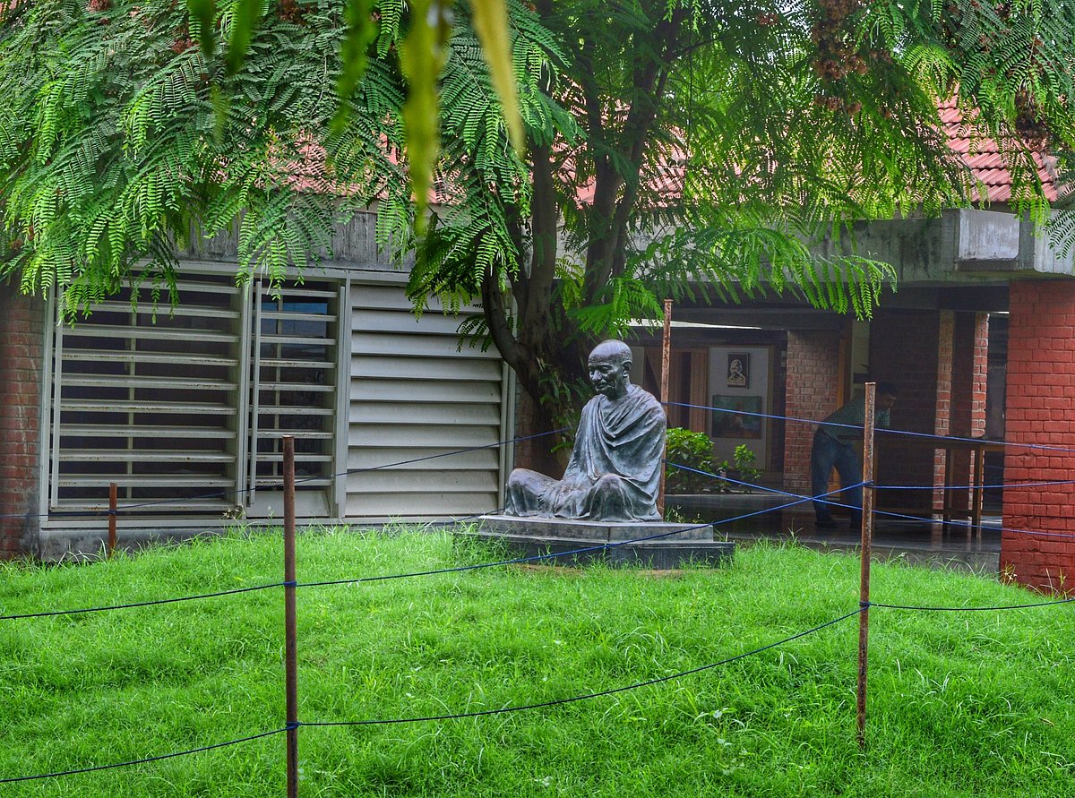 गांधी जयंती पर ‘गोडसे अमर रहे’ ट्रेंड करता रहा और चुप रहे सरकार, संतरी और मंत्री